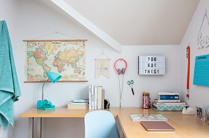 Organising your desk area with Command™ solutions