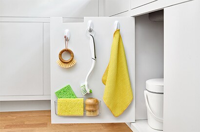 Organising your under sink cupboard with Command™ solutions