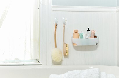 Organising bathroom hooks and caddies with Command™ solutions